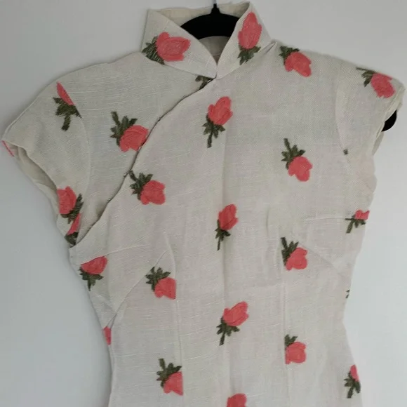 SOLD Rare Vintage 1950’s Floral Embroidered Raw Linen Lined Silk Cheongsam Dress - Picture 4 of 15